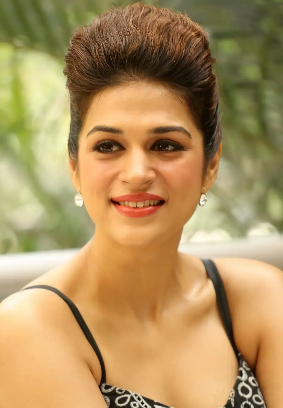 Shraddha Das Long Hair Smiling Face Closeup Wallpapers